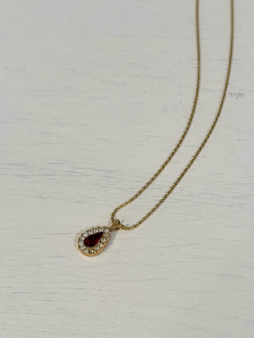 Avon Vintage Teardrop Pendant Necklace - Picture 6 of 6